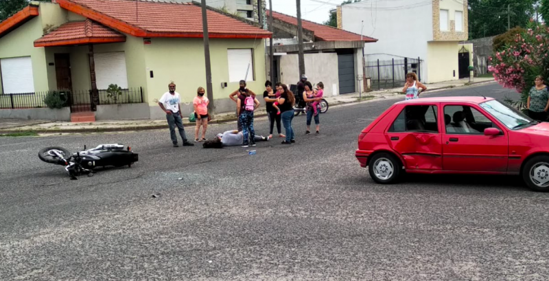 Un motociclista herido tras chocar con un automvil